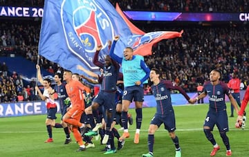 Paris Saint-Germain's players celebrate after winning the French L1 football match between Paris Saint-Germain (PSG) and Monaco (ASM) on April 15, 2018, at the Parc des Princes stadium in Paris. / AFP PHOTO / CHRISTOPHE ARCHAMBAULT