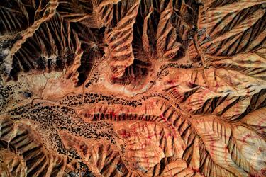 Vista aérea de las surrealistas formaciones con ríos secos, formas y colores rojos de las Bardenas Reales en Navarra, España.
