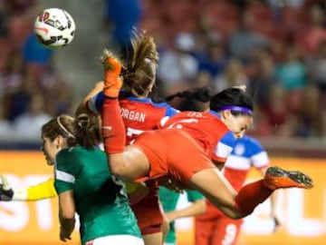 Alex Morgan, Sydney Leroux y Alina Garcia mendez durante la segunda mitad en el Estadio Rio Tinto. EE.UU. ganó 8-0.