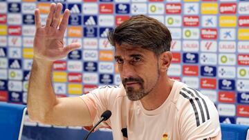 OVIEDO, 23/08/2025.- El técnico del Real Oviedo, Veljko Paunovic, explicó en rueda de prensa este sábado que el partido de este domingo ante el Real Madrid "es una fiesta" a la que los azules "quieren contribuir" con su fútbol. EFE/Paco Paredes