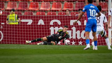 El portero del Albacete Raúl Lizoain, durante un partido