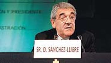 <b>PRESIÓN</B>. Marcó estuvo en la reunión con el presidente
de los árbitros, Sánchez Arminio, que tomó buena nota de todo