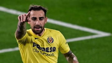 Villarreal's Spanish forward Paco Alcacer gestures during the Spanish League football match between Villarreal and Elche at the Ceramica stadium in Vila-real on December 6, 2020. (Photo by JOSE JORDAN / AFP)