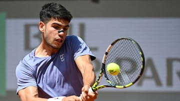 Spain's Carlos Alcaraz plays a backhand return to Serbia's Dusan Lajovic during the ATP Rome Open tennis tournament at Foro Italico in Rome, on May 9, 2025. (Photo by PIERO CRUCIATTI / AFP)