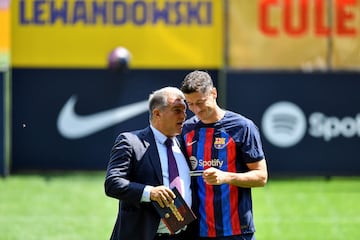 El delantero polaco ha sido presentado en el Camp Nou como nuevo jugador del Fútbol Club Barcelona. 