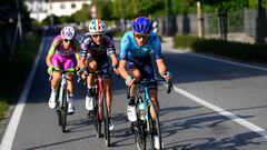 El ciclista italiano Christian Scaroni rueda con el maillot del Astana durante el Giro de Lombardía.