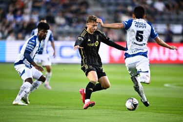 El dardo de Steve Cherundolo a El Salvador por Nathan Ordaz