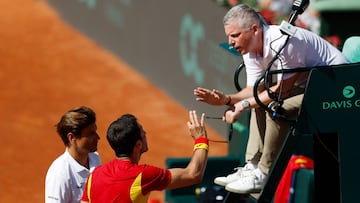 Tennis - Davis Cup - Qualifiers - Second Round - Spain v Denmark - Club de Tenis Puente Romano, Marbella, Spain - September 14, 2025 Spain's Pedro Martinez and captain David Ferrer speak to the umpire during his singles match against Denmark's Holger Rune REUTERS/Marcelo Del Pozo
