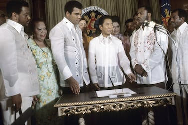 El presidente de Filipinas Ferdinand Marcos se ofreció a celebrar la pelea en Metro Manila y patrocinarla en un intento de alejar la atención de la difícil situación política filipina en esos momentos, con ley marcial impuesta por Marcos contra sus opositores. 