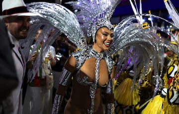 Estos días la ciudad brasileña se viste de gala para disfrutar del Carnaval 2023. Bailes, desfiles, samba... llenan de color la ciudad ciudad costera de Brasil, famosa por sus playas de Copacabana e Ipanema, la estatua del Cristo Redentor sobre el cerro del Corcovado y el morro Pan de Azúcar.