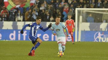Lobotka da un pase durante el partido entre el Alavés y el Celta en Mendizorroza.