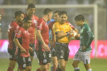 El juego fue detenido por la fuerte lluvia que cayó en el estadio, lo que provocó notorios encharcamientos en la cancha.