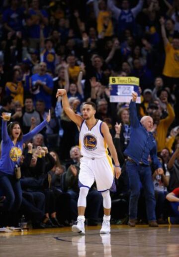 Stephen Curry celebra un triple.