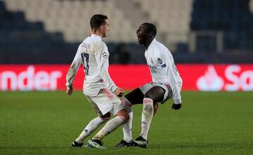 0-1. Ferland Mendy celebró el primer gol con Lucas Vázquez.