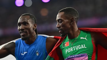 Saint-denis (France), 09/08/2024.- Third-placed Andy Hernandez of Italy (L) and second-placed Pedro Pichardo of Portugal (R) celebrate after the Men Triple Jump Final of the Athletics competitions in the Paris 2024 Olympic Games, at the Stade de France stadium in Saint Denis, France, 09 August 2024. (Triple salto, Francia, Italia) EFE/EPA/CHRISTIAN BRUNA