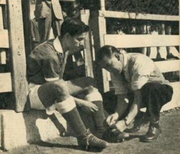 En 1947 llega a las divisiones inferiores de Universidad de Chile, en donde hace su debut en 1953. Su primer gol con la U lo marca ante Rangers en diciembre de aquel año.