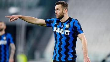 TURIN, ITALY - FEBRUARY 9: Stefan de Vrij of Internazionale during the Italian Super Cup match between Juventus v Internazionale at the Allianz Stadium on February 9, 2021 in Turin Italy (Photo by Mattia Ozbot/Soccrates/Getty Images)
