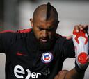 Vidal inquieta en la Roja por molestias en la rodilla