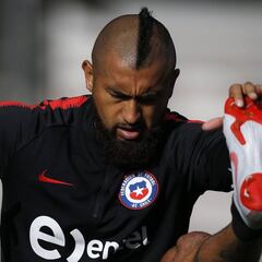 Vidal inquieta en la Roja por molestias en la rodilla