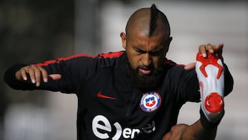 Vidal inquieta en la Roja por molestias en la rodilla