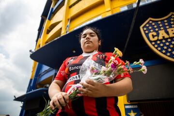 Los seguidores argentinos lloran el fallecimiento de Maradona en Buenos Aires.