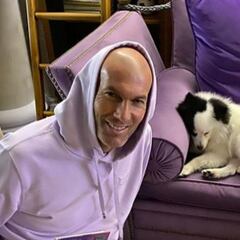 El llamativo look de andar por casa de Zidane: a juego con el sofá y con su libro