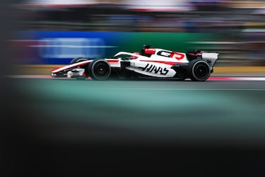Esteban Ocon, de Haas F1 Team, en pista durante el Gran Premio de China de Fórmula 1 en el Circuito Internacional de Shanghái.