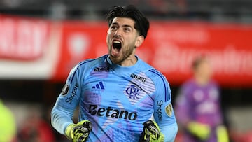 Flamengo's Argentine goalkeeper #01 Agustin Rossi celebrates after winning the penalty shootout of the Copa Libertadores quarterfinal second leg football match between Argentina's Estudiantes de La Plata and Brazil's Flamengo at the Jorge Luis Hirschi Stadium in La Plata, Buenos Aires province, Argentina on September 25, 2025. (Photo by Luis ROBAYO / AFP)