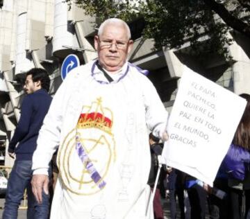 Seguidores del Real Madrid y Barcelona.