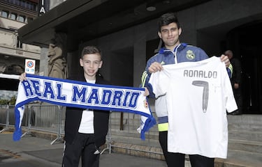 Seguidores del club blanco antes de la llegada del autobús del Real Madrid.