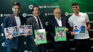 GRAF1613. MADRID, 06/09/2022.- El presidente de LaLiga, Javier Tebas (2º dcha) acompañado del delantero colombiano del Rayo, Radamel Falcao, el director general de Panini España, Lluis Torrent, y el centrocampista del Getafe, Carles Aleñá (de izda a dcha), durante la presentación de la colección de cromos de la Liga española esta mañana en Madrid. EFE/ J.J. Guillén
