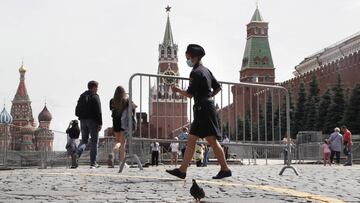 Imagen de una policía paseando por la Plaza Roja de Moscú portando una mascarilla.
