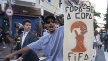 Manifestantes protestan contra la organización del Mundial de fútbol de 2014 en la ciudad de Sao Paulo (Brasil).
