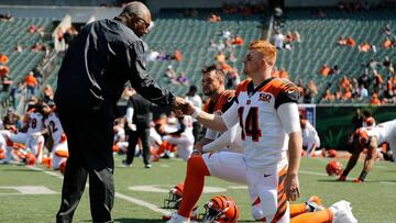 CINCINNATI, OH - SEPTEMBER 10: Head coach Marvin Lewis of the Cincinnati Bengals shakes hands with Andy Dalton #14 of the Cincinnati Bengals prior to the start of the game against the Baltimore Ravens at Paul Brown Stadium on September 10, 2017 in Cincinnati, Ohio. Michael Reaves/Getty Images/AFP
== FOR NEWSPAPERS, INTERNET, TELCOS & TELEVISION USE ONLY ==