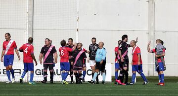 Hoy 1 de noviembre los veteranos del Torrejón y del Rayo Vallecano han goleado a la ELA en un partido solidario disputado en el Campo Municipal Las Veredillas.