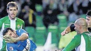 <b>DOBLAS EN ACCIÓN. </b>Buena intervención del meta bético ante la mirada de Romero, Rivas y David Villa. Hizo tres paradas de mérito.