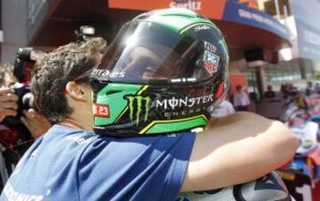 El piloto español de Moto 2 Pol Espargaró de Tuenti HP 40 celebra su "Pole" al finalizar la sesión de clasificación.