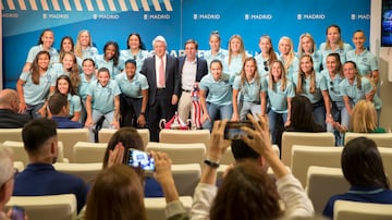 Madrid presume de campeonas: “Pensamos volver pronto”. Visita del Atlético femenino al Ayuntamiento de Madrid.