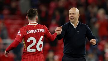 Arne Slot saluda a Robertson en un partido del Liverpool.