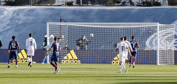 ¡¡EMPATA MORALES CON UN GOLAZO!! ¡Gran centro de Miramón desde la derecha, el balón llega al segundo palo y el Comandante remata a botepronto perfecto para cruzar la pelota ante Courtois! 