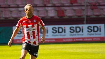 Renueva con 44 años el hombre récord del fútbol español, César Caneda.