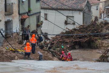 Varios servicios de emergencias ayudan en las labores de rescate en Letur, Albacete. En torno a 30 personas se han quedado atrapadas en sus viviendas por la riada.