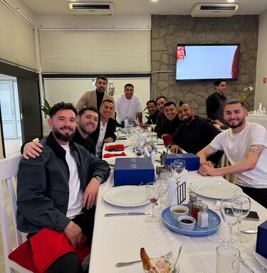 Con Bravo, Valdivia, Vidal, Medel y Vargas: así fue la cena de los 10 años de los chilenos campeones de América