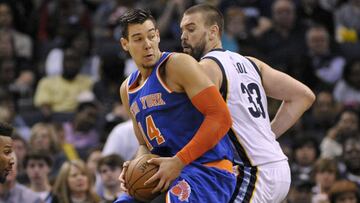 Willy Hernang&oacute;mez, ante Marc Gasol.