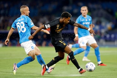 Stanislav Lobotka no llega y Rodrygo dispara dentro del área para que desvíe el balón Alex Meret.