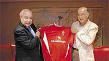 <b>EL PATROCINADOR PARA LA CONDOMINA</b>. Jesús Samper y Carlos Egea, director general de CajaMurcia, sostienen la camiseta.