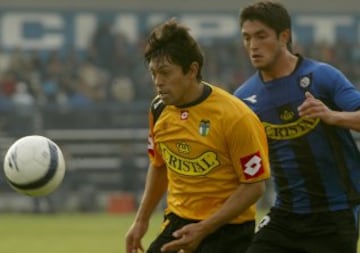 El 'Torito' comenzó en Osorno como delantero. Después, paulatinamente se fue retrasando en el terreno de juego, evolucionando de volante de contención a lateral derecho, lo que le permitió fichar en Colo Colo.