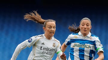 A CORUÑA, 01/02/26.- La jugadora escocesa del Real Madrid Caroline Weir disputa el balón con Lucía M, durante el partido correspondiente a la jornada 18 de la Liga F que ha enfrentado en el estadio de Riazor al Deportivo y al Real Madrid. EFE/ Cabalar