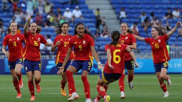 LYON, 03/08/2024.- Las jugadoras de España celebran su victoria ante Colombia, y su paso a seminifales, tras el partido de cuartos de final de fútbol femenino de los Juegos Olímpicos de París 2024, disputado en el Estadio de Lyon (Francia). EFE/ Kiko Huesca