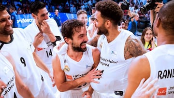 Los jugadores del Real Madrid celebran la victoria en la Supercopa.